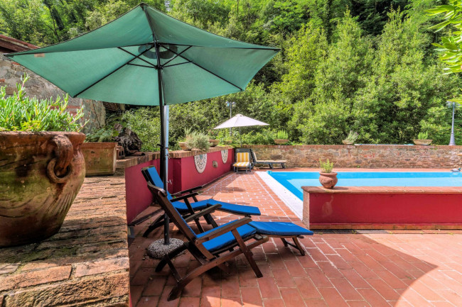 Rustico in stile Toscano con giardino e piscina in vendita a Buggiano