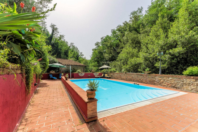 Rustico in stile Toscano con giardino e piscina in vendita a Buggiano