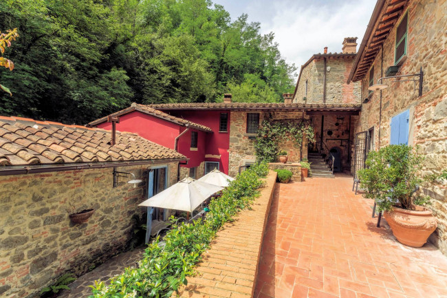 Rustico in stile Toscano con giardino e piscina in vendita a Buggiano