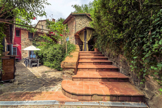 Rustico in stile Toscano con giardino e piscina in vendita a Buggiano
