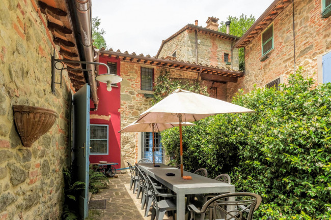 Rustico in stile Toscano con giardino e piscina in vendita a Buggiano