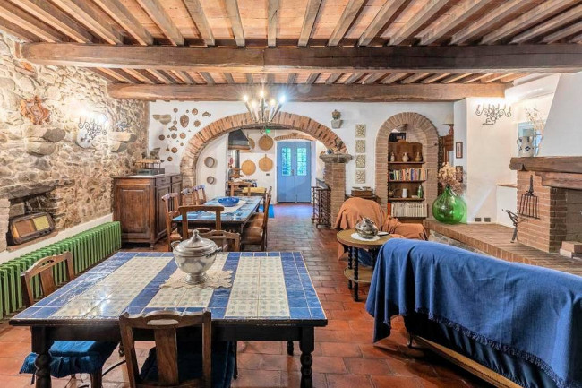 Rustico in stile Toscano con giardino e piscina in vendita a Buggiano