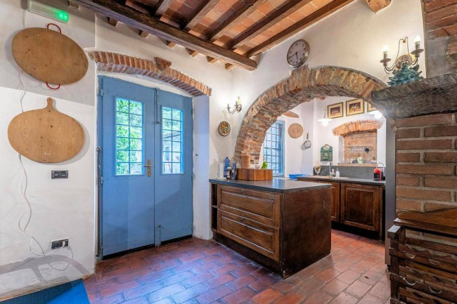 Rustico in stile Toscano con giardino e piscina in vendita a Buggiano