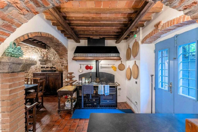 Rustico in stile Toscano con giardino e piscina in vendita a Buggiano