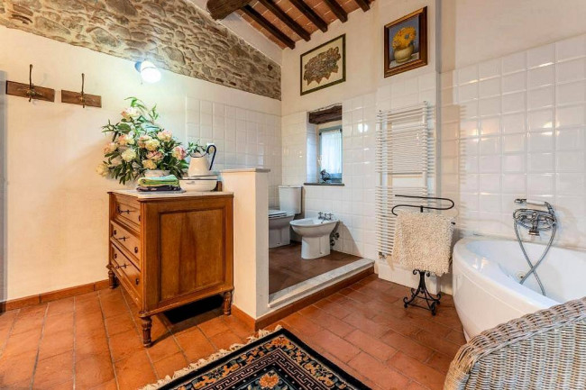Rustico in stile Toscano con giardino e piscina in vendita a Buggiano
