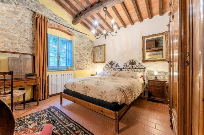 Rustico in stile Toscano con giardino e piscina in vendita a Buggiano