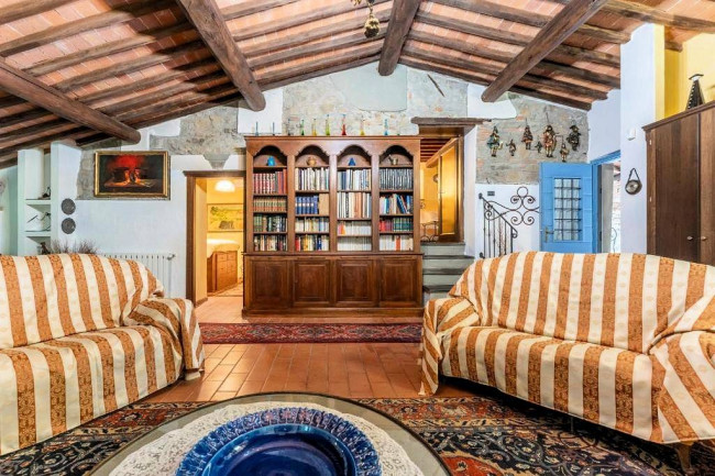 Rustico in stile Toscano con giardino e piscina in vendita a Buggiano
