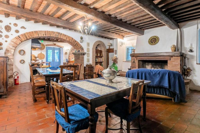 Rustico in stile Toscano con giardino e piscina in vendita a Buggiano