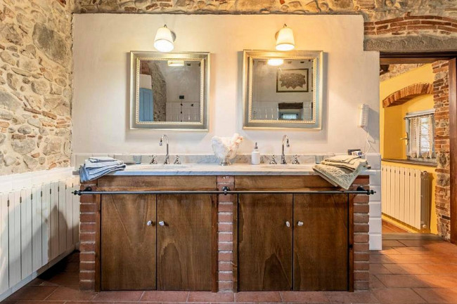 Rustico in stile Toscano con giardino e piscina in vendita a Buggiano