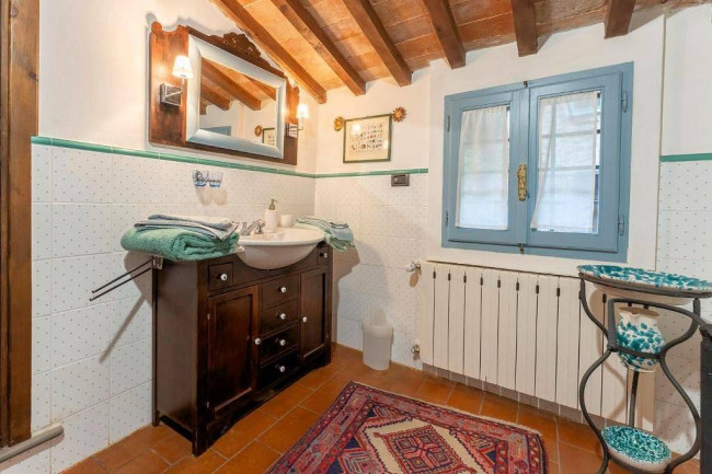 Rustico in stile Toscano con giardino e piscina in vendita a Buggiano