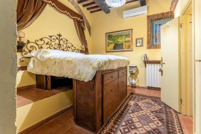 Rustico in stile Toscano con giardino e piscina in vendita a Buggiano