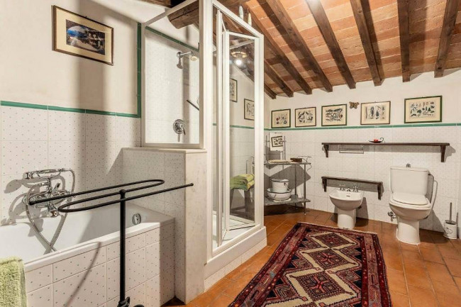 Rustico in stile Toscano con giardino e piscina in vendita a Buggiano