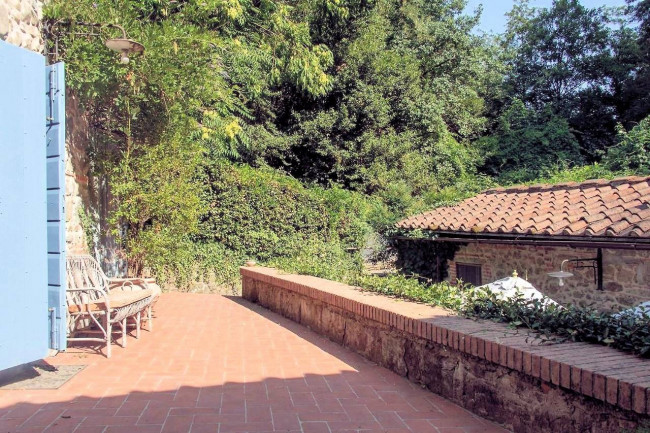 Rustico in stile Toscano con giardino e piscina in vendita a Buggiano