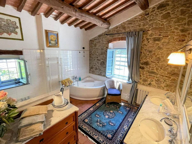 Rustico in stile Toscano con giardino e piscina in vendita a Buggiano