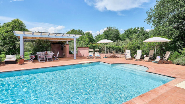 Casale con dependance parco e piscina in vendita a Altopascio