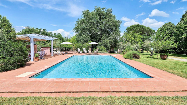 Casale con dependance parco e piscina in vendita a Altopascio