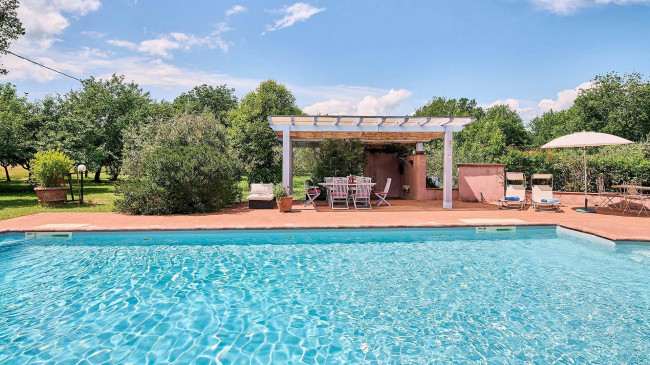 Casale con dependance parco e piscina in vendita a Altopascio