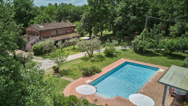 Casale con dependance parco e piscina in vendita a Altopascio