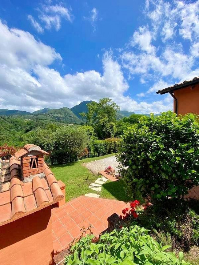 Casale con parco piscina e vista panoramica in vendita a Camaiore