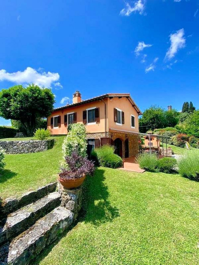 Casale con parco piscina e vista panoramica in vendita a Camaiore