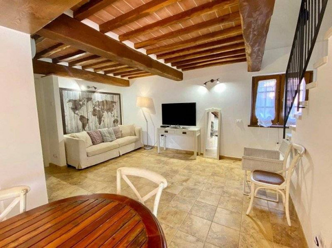 Casale con parco piscina e vista panoramica in vendita a Camaiore