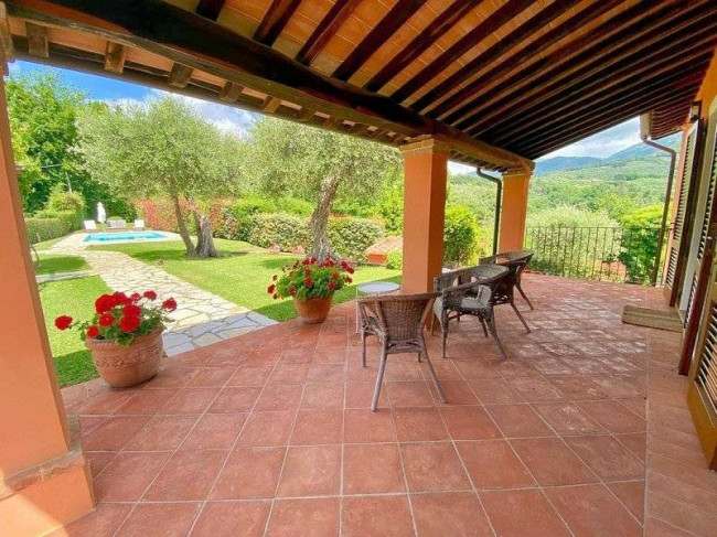 Casale con parco piscina e vista panoramica in vendita a Camaiore