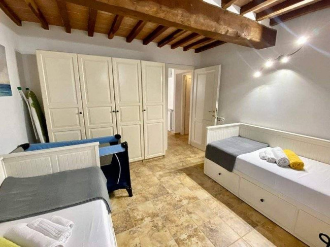 Casale con parco piscina e vista panoramica in vendita a Camaiore