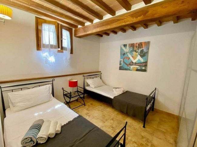 Casale con parco piscina e vista panoramica in vendita a Camaiore