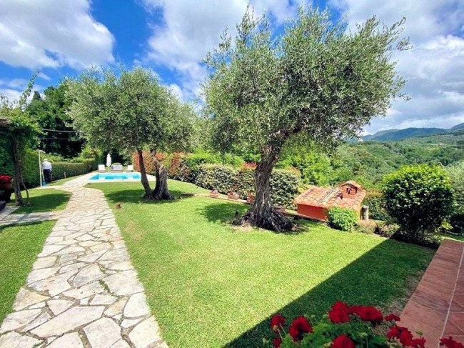 Casale con parco piscina e vista panoramica in vendita a Camaiore