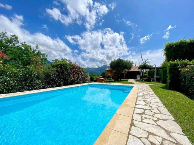 Casale con parco piscina e vista panoramica in vendita a Camaiore