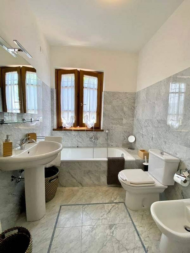 Casale con parco piscina e vista panoramica in vendita a Camaiore