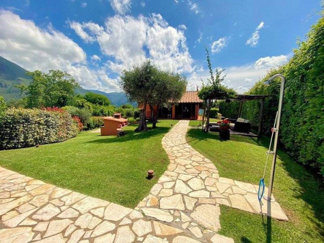 Casale con parco piscina e vista panoramica in vendita a Camaiore