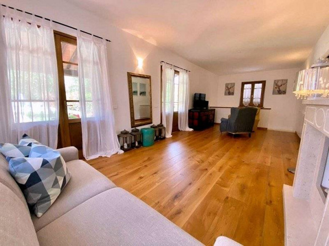 Casale con parco piscina e vista panoramica in vendita a Camaiore
