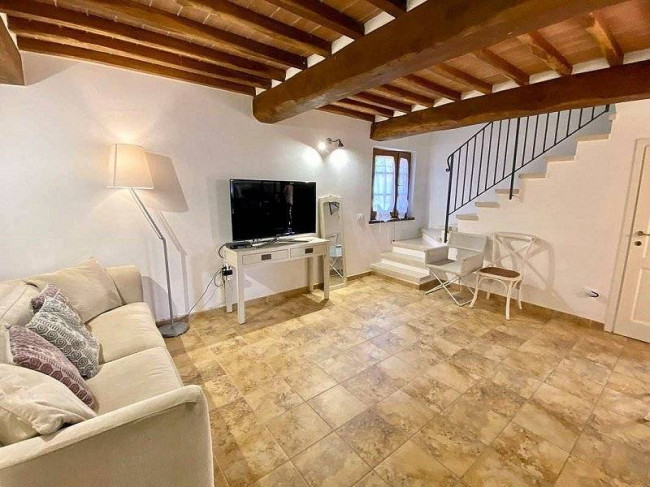 Casale con parco piscina e vista panoramica in vendita a Camaiore