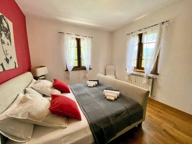 Casale con parco piscina e vista panoramica in vendita a Camaiore
