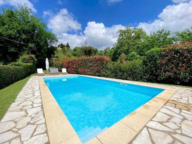 Casale con parco piscina e vista panoramica in vendita a Camaiore
