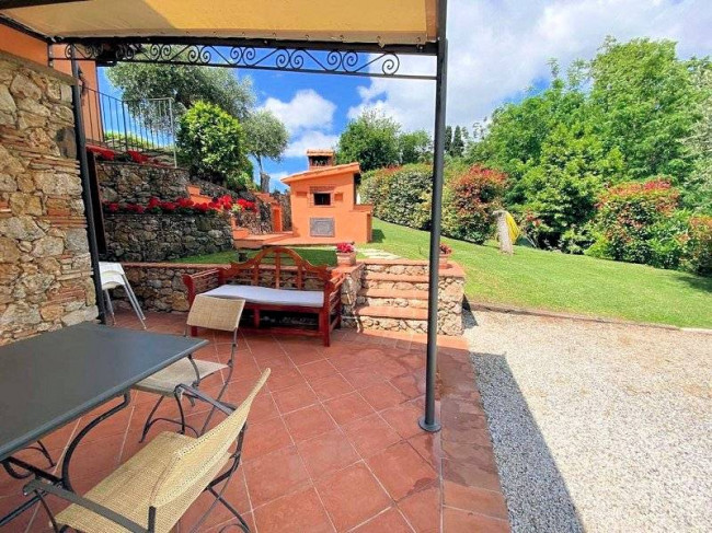 Casale con parco piscina e vista panoramica in vendita a Camaiore