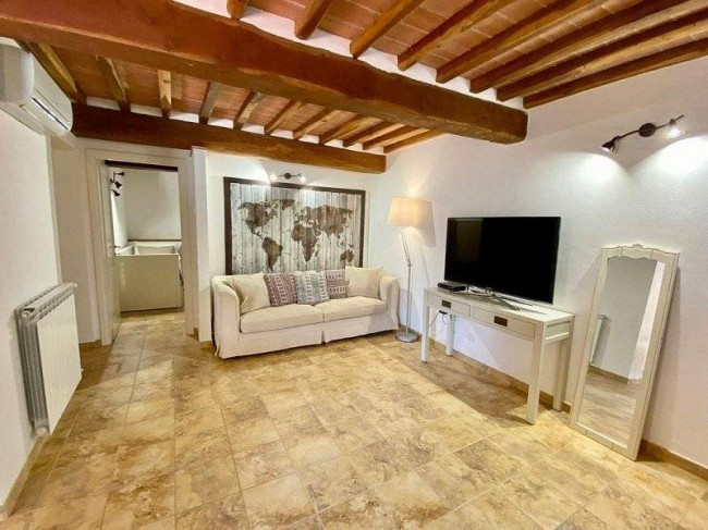 Casale con parco piscina e vista panoramica in vendita a Camaiore