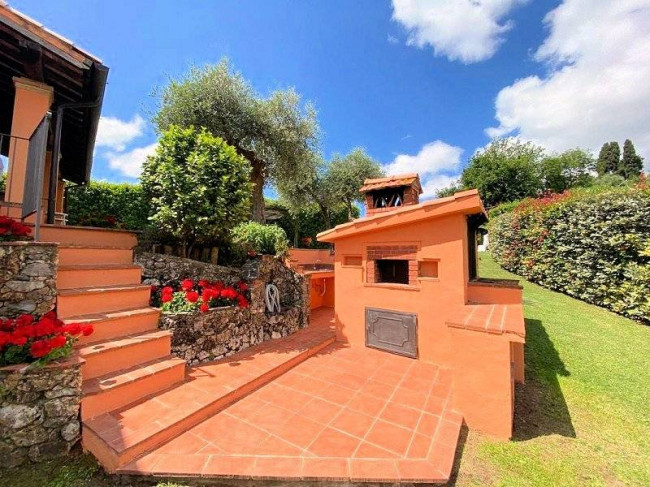 Casale con parco piscina e vista panoramica in vendita a Camaiore