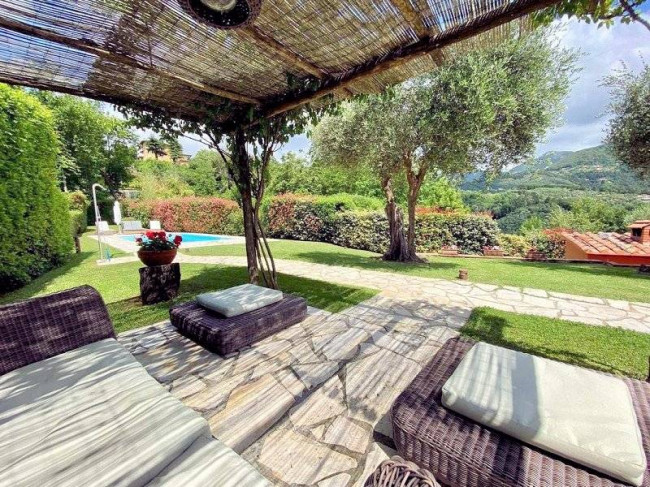 Casale con parco piscina e vista panoramica in vendita a Camaiore