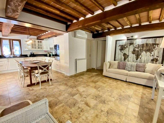 Casale con parco piscina e vista panoramica in vendita a Camaiore