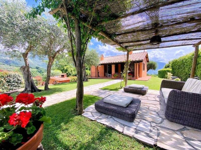 Casale con parco piscina e vista panoramica in vendita a Camaiore