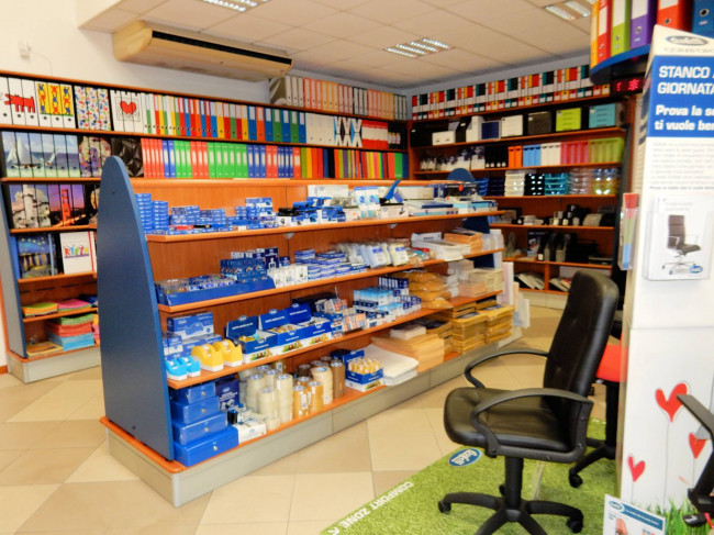 Si vendono le mura e l'attivita' di storico negozio Buffetti in zona centrale in vendita a Massa