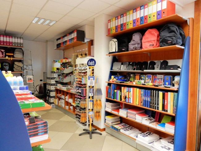 Si vendono le mura e l'attivita' di storico negozio Buffetti in zona centrale in vendita a Massa