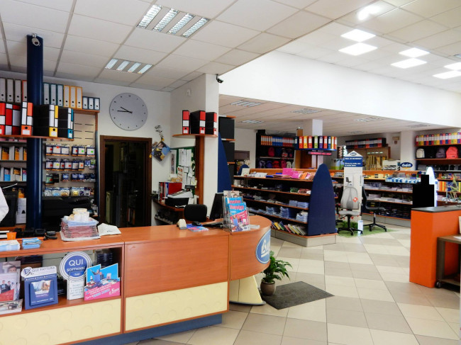 Si vendono le mura e l'attivita' di storico negozio Buffetti in zona centrale in vendita a Massa