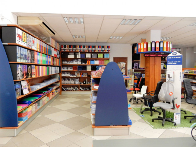 Si vendono le mura e l'attivita' di storico negozio Buffetti in zona centrale in vendita a Massa
