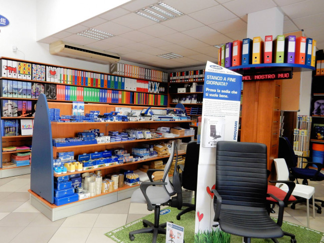 Si vendono le mura e l'attivita' di storico negozio Buffetti in zona centrale in vendita a Massa