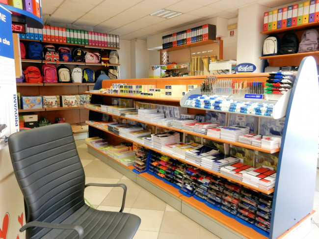 Si vendono le mura e l'attivita' di storico negozio Buffetti in zona centrale in vendita a Massa