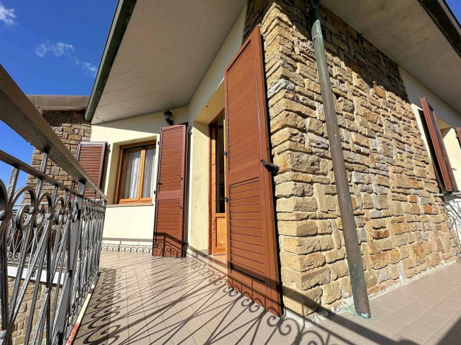 Appartamento con giardino privato posto al piano primo di villetta libera su quattro lati in vendita a Scarlino
