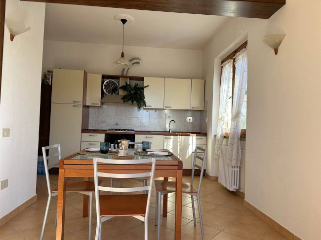 Appartamento con giardino privato posto al piano primo di villetta libera su quattro lati in vendita a Scarlino